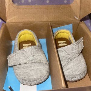 New Toms Tiny Once Apon A Farm Apple Crib Alpargata Size 1 Grey Jersey. NIB